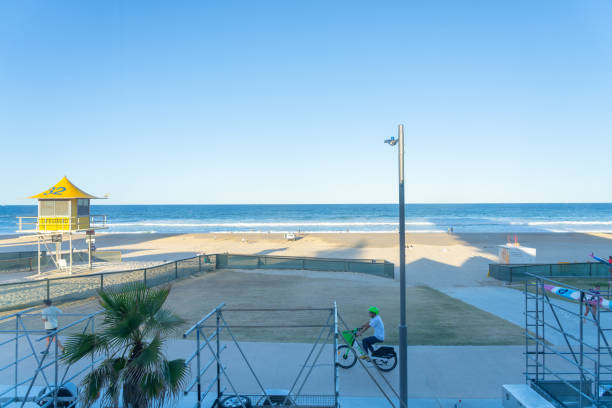 stazione di salvataggio sulla spiaggia di yellow surfers paradise - travel hire bicycle australia foto e immagini stock