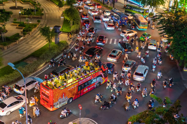 l'ingorgo si verifica sulla strada ton duc thang nel centro della città di ho chi minh. - slow moving vehicle sign foto e immagini stock