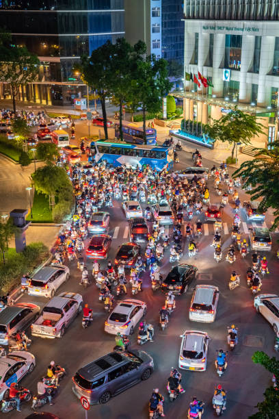 l'ingorgo si verifica sulla strada ton duc thang nel centro della città di ho chi minh. - slow moving vehicle sign foto e immagini stock