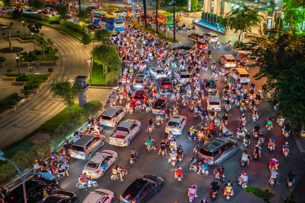 l'ingorgo si verifica sulla strada ton duc thang nel centro della città di ho chi minh. - slow moving vehicle sign foto e immagini stock