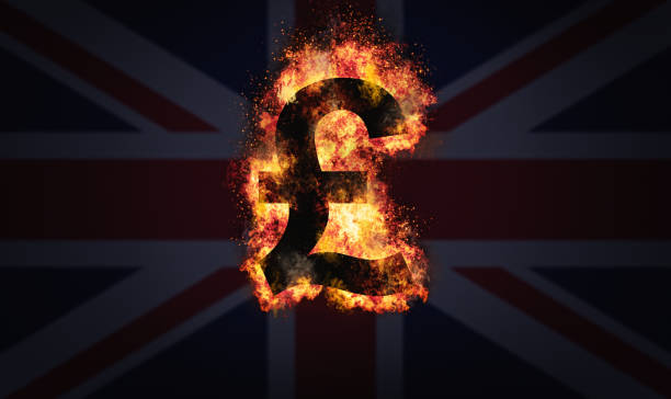libra no fogo! queima de £ sinal, representando a moeda do reino unido, contra a bandeira nacional britânica - british flag currency banking uk - fotografias e filmes do acervo