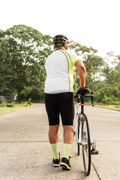 道路を歩く自転車を持つ老人。ブーマーのメンタルヘルス。 - schizophrenia dementia beauty beautiful ストックフォトと画像