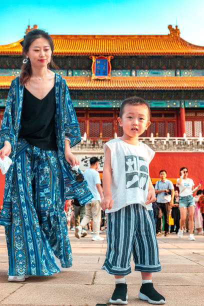 une belle femme en costume traditionnel prend des photos de portrait à la porte méridienne de la cité interdite à pékin - forbidden city beijing architecture chinese ethnicity photos et images de collection