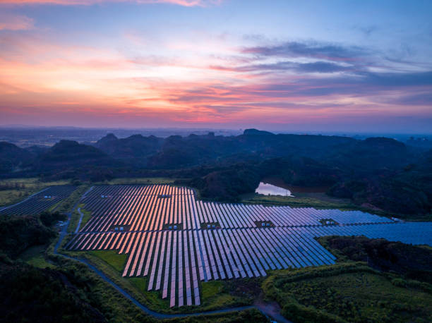 photographie aérienne d’une centrale solaire la nuit - industry dusk night sustainable resources photos et images de collection