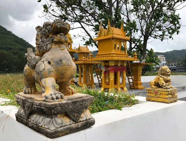 태국의 신들에게 바치는 불교 제단, 스피릿 하우스 - spirit house 뉴스 사진 이미지