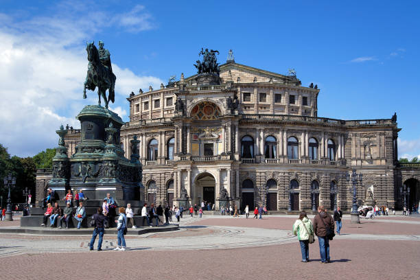 opera drezdeńska i pomnik króla saksonii jana, niemcy - opera house semper opera house statue theaterplatz zdjęcia i obrazy z banku zdjęć