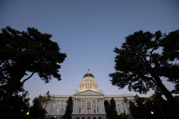 capitólio da califórnia à noite - building exterior sacramento county california state capitol building - fotografias e filmes do acervo