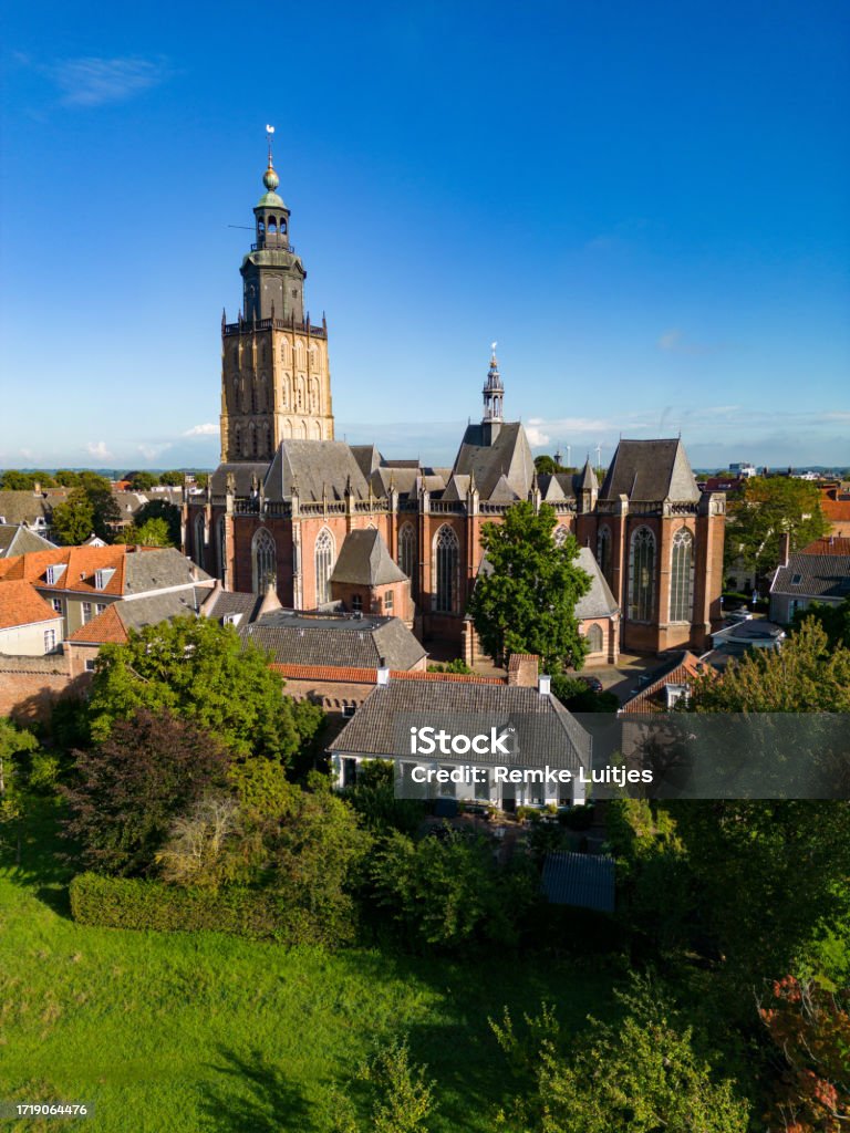 オランダのヘルダーラント州のズトフェン聖ヴァルブルギス教会の航空写真 4K解像度のストックフォトや画像を多数ご用意 4K解像度