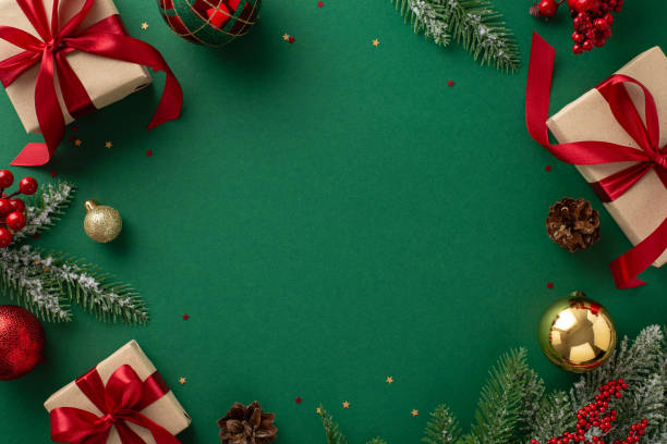 Christmas cheer theme. Top view of cream-colored gift boxes adorned with red bows, tree toys, pine cones, holly berries, frost-kissed spruce twigs, confetti, green backdrop, frame for greetings or ads tema de alegría navideña. vista superior de cajas de regalo de color crema adornadas con lazos rojos, juguetes de árbol, piñas, bayas de acebo, ramitas de abeto besadas por la escarcha, confeti, fondo verde, marco para saludos o anuncios