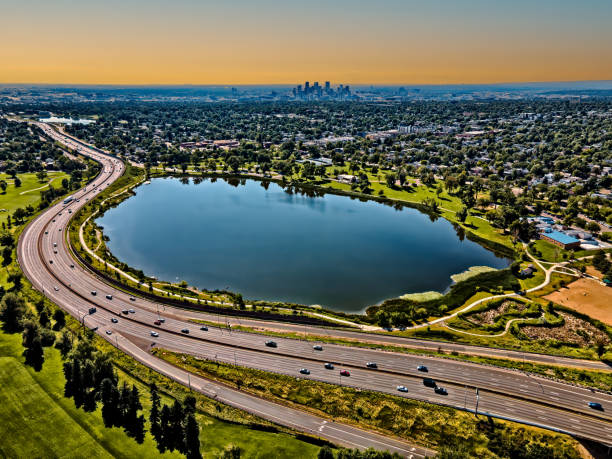 foto del drone dello skyline di denver colorado sopra il lago berkeley - flatirons colorado boulder mountain range foto e immagini stock