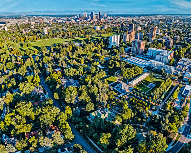 denver colorado skyline con montagne e giardino botanico e cheesman park - flatirons colorado boulder mountain range foto e immagini stock