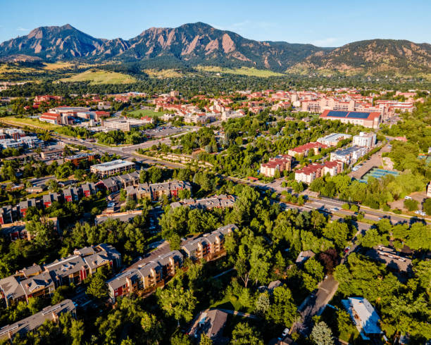 università del colorado al boulder campus con i flatirons dietro dall'alto - flatirons colorado boulder mountain range foto e immagini stock