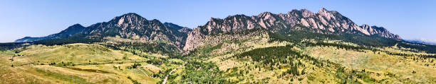 flatirons panaroma di eldorado trail head - flatirons colorado boulder mountain range foto e immagini stock