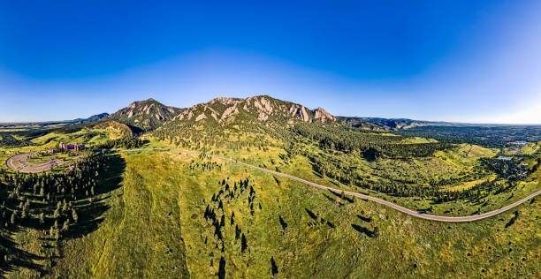 colpo di drone dei ferro da stiro boulder - flatirons colorado boulder mountain range foto e immagini stock