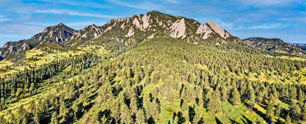colpo di drone dei ferro da stiro boulder - flatirons colorado boulder mountain range foto e immagini stock