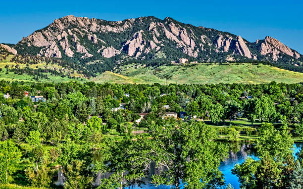 flatirons vista da south boulder - flatirons colorado boulder mountain range foto e immagini stock