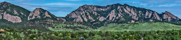 ferri da stiro vicino a boulder colorado - flatirons colorado boulder mountain range foto e immagini stock