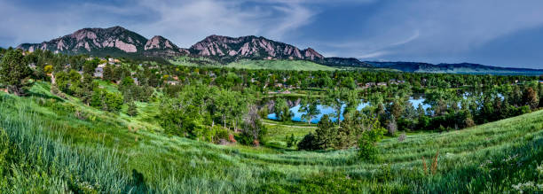 ferri da stiro vicino a boulder colorado - flatirons colorado boulder mountain range foto e immagini stock