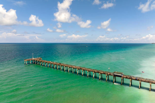 яркий океанский пейзаж на рыбацком пирсе венеции во флориде, сша. популярное место отдыха на юге - port of venice стоковые фото и изображения