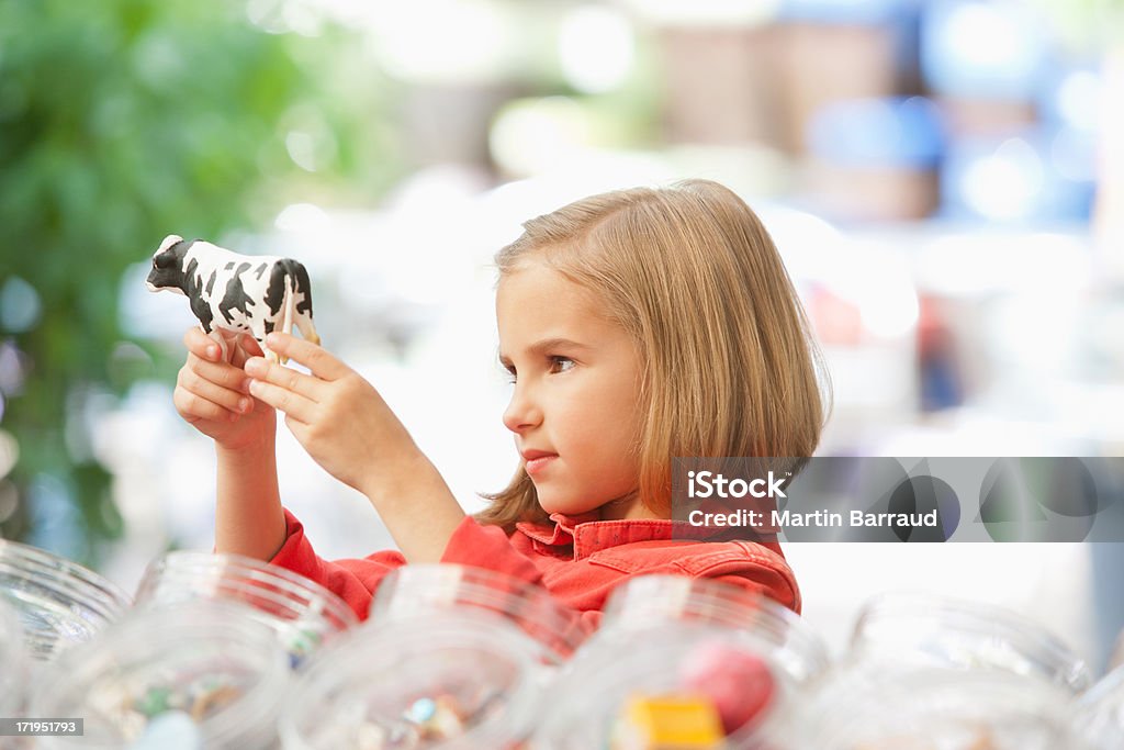 Fille shopping dans le magasin de jouets - Photo de Jouet libre de droits