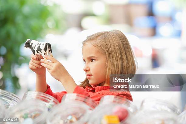 Photo libre de droit de Fille Shopping Dans Le Magasin De Jouets banque d'images et plus d'images libres de droit de Jouet - Jouet, Enfant, Magasin