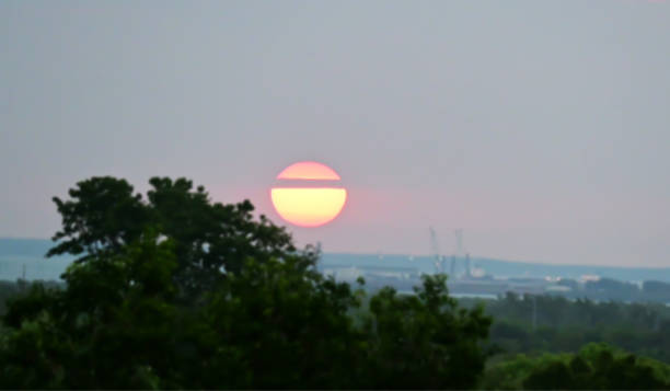 un sole spaccato tramonta sul porto - darwin australia northern territory harbor foto e immagini stock