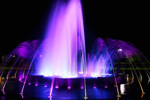 яркие цвета фонтанов, подсвечиваемых ночью в национальном саду залива сунчхон, город сунчхон, чолла-намдо, южная корея - dancing fountains стоковые фото и изображения