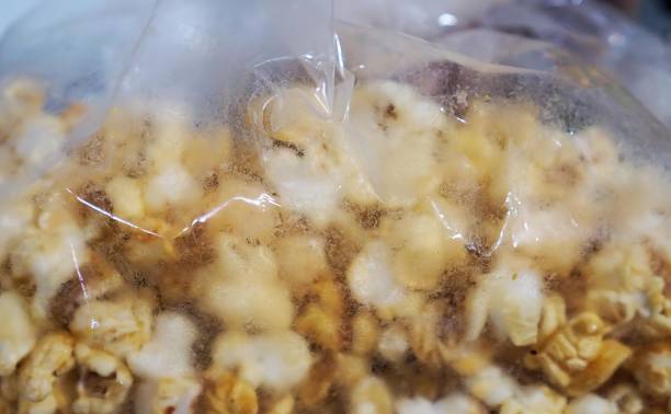 istock mix the popcorn with salt and pepper.. 1720040413
