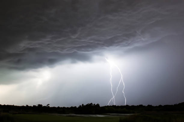 배경에 비와 번개가 치는 밤하늘의 번개 - lightning house storm rain 뉴스 사진 이미지