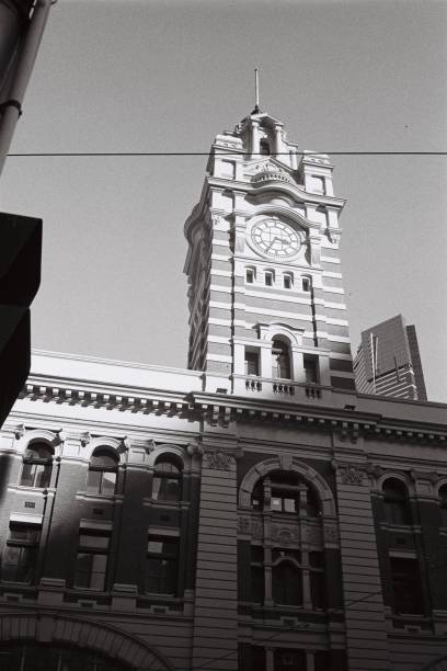 torre do relógio da estação flinders street - melbourne australia clock tower clock - fotografias e filmes do acervo