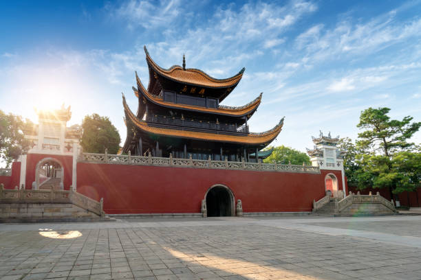 Yueyang Tower is located beside Dongting Lake