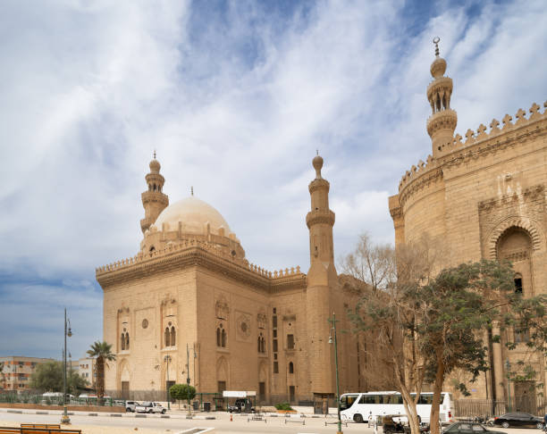 カイロのスルタンハッサンのモスクマドラサ。マムルーク朝。中世のカイロ。エジプト。 - sultan hassan mosque ストックフォトと画像