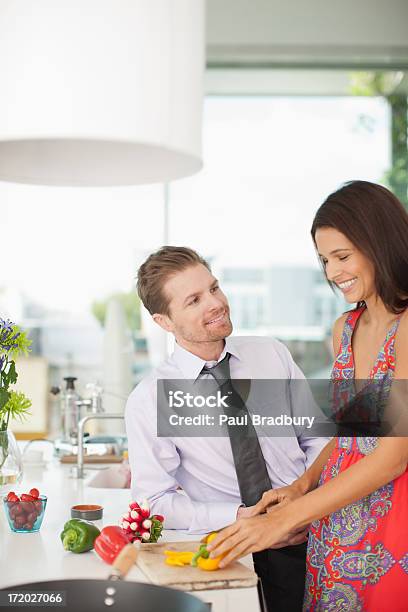Mann Und Frau Sprechen Während Sie Schneiden Gemüse In Der Küche Stockfoto und mehr Bilder von Geschäftsleben