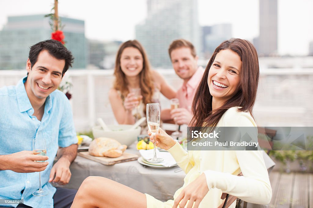 Ацтекская друзей пить шампанское в outdoor party - Стоковые фото Званый ужин роялти-фри