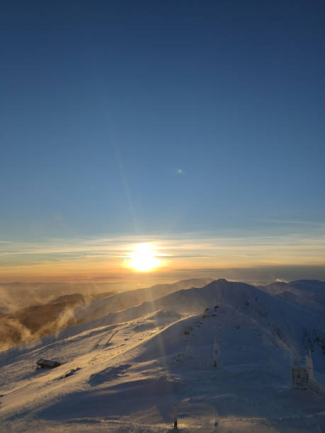 zachód słońca nad stokiem narciarskim na słowacji tatry - chopok zdjęcia i obrazy z banku zdjęć