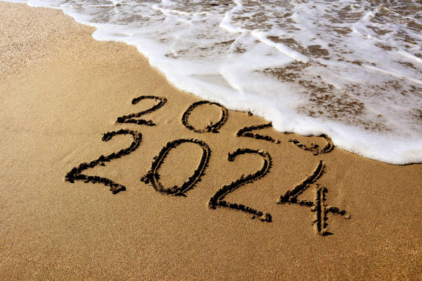 波のある砂浜での2024年と2023年の新年