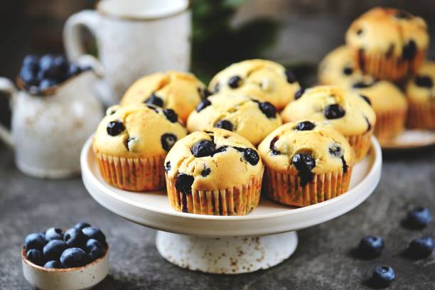 버터와 우유를 곁들인 홈메이드 블루베리 머핀. - muffin blueberry muffin blueberry butter 뉴스 사진 이미지