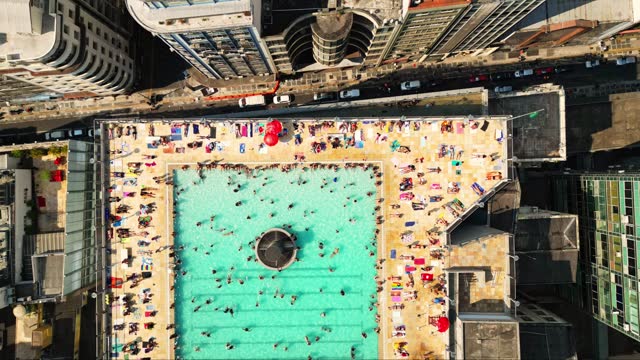Crowd cools off in the pool at 39 degrees in winter, in a building in the center of Sao Paulo