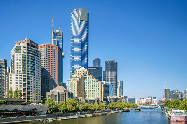 Yarra River mit dem Eureka Tower und der Evan Walker Bridge in Melbourne im Bundesstaat Victoria
