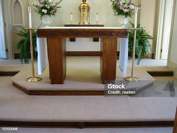 Iglesia Altar Foto de stock y más banco de imágenes de Altar - Altar, Catolicismo, Cristianismo