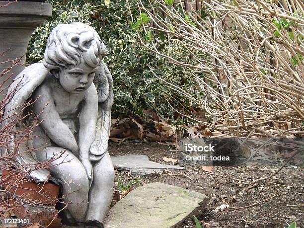 Filho De Estátua De Pedra - Fotografias de stock e mais imagens de Anjo - Anjo, Arbusto, Asa de aeronave