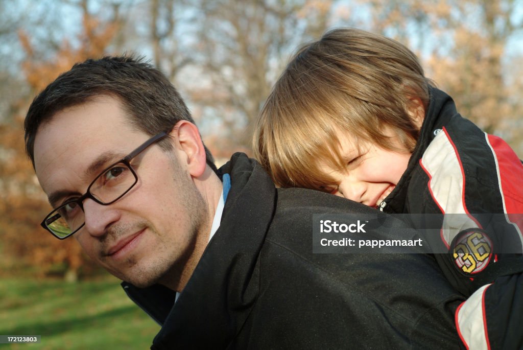 Pai com o filho no costas ao ar livre - Royalty-free 30-39 Anos Foto de stock