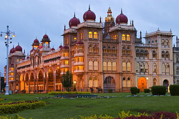 palazzo del maharaja al crepuscolo - mysore foto e immagini stock