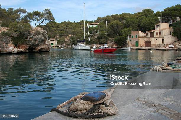 Moorage No Porto - Fotografias de stock e mais imagens de Aldeia - Aldeia, Amarra, Atracado