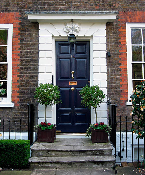numéro 14 - doorstep door knocker door england photos et images de collection