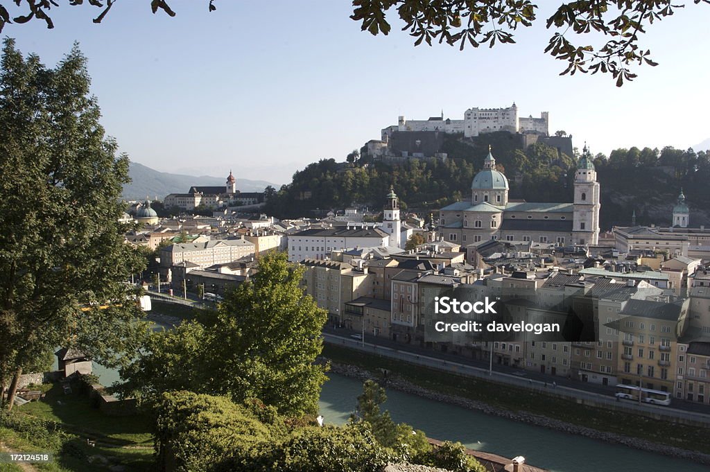 Salisburgo, Austria con fortezza sulla collina - Foto stock royalty-free di Ambientazione esterna