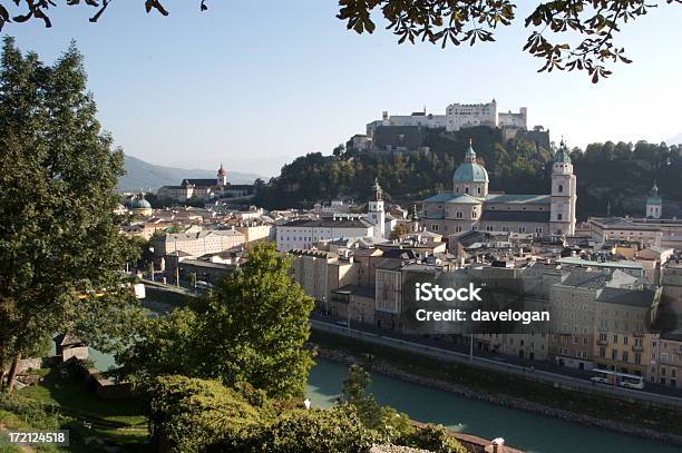 Salisburgo Austria Con Fortezza Sulla Collina - Fotografie stock e altre immagini di Ambientazione esterna - Ambientazione esterna, Austria, Città
