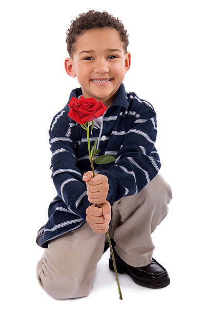 rosto feliz sorriso rose 2 - men african descent giving flower - fotografias e filmes do acervo