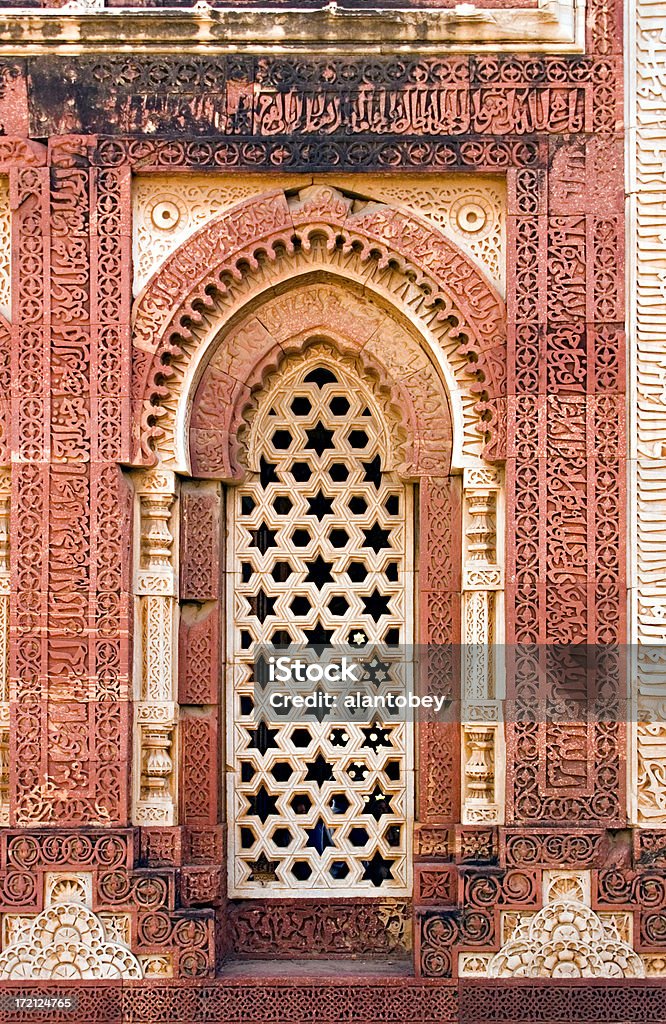 India: Tallada en arenisca puerta Delhi Fort - Foto de stock de India libre de derechos