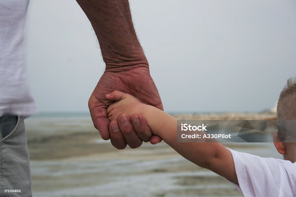 En se tenant les mains - Photo de 2-3 ans libre de droits